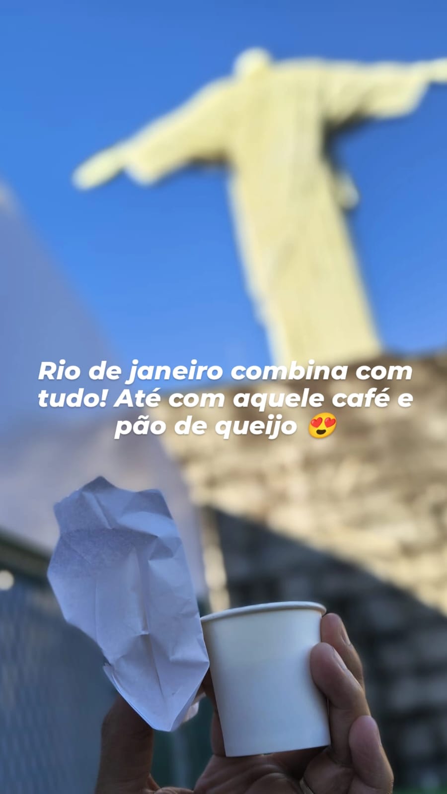 Cristo Redentor ao fundo com café e pão de queijo