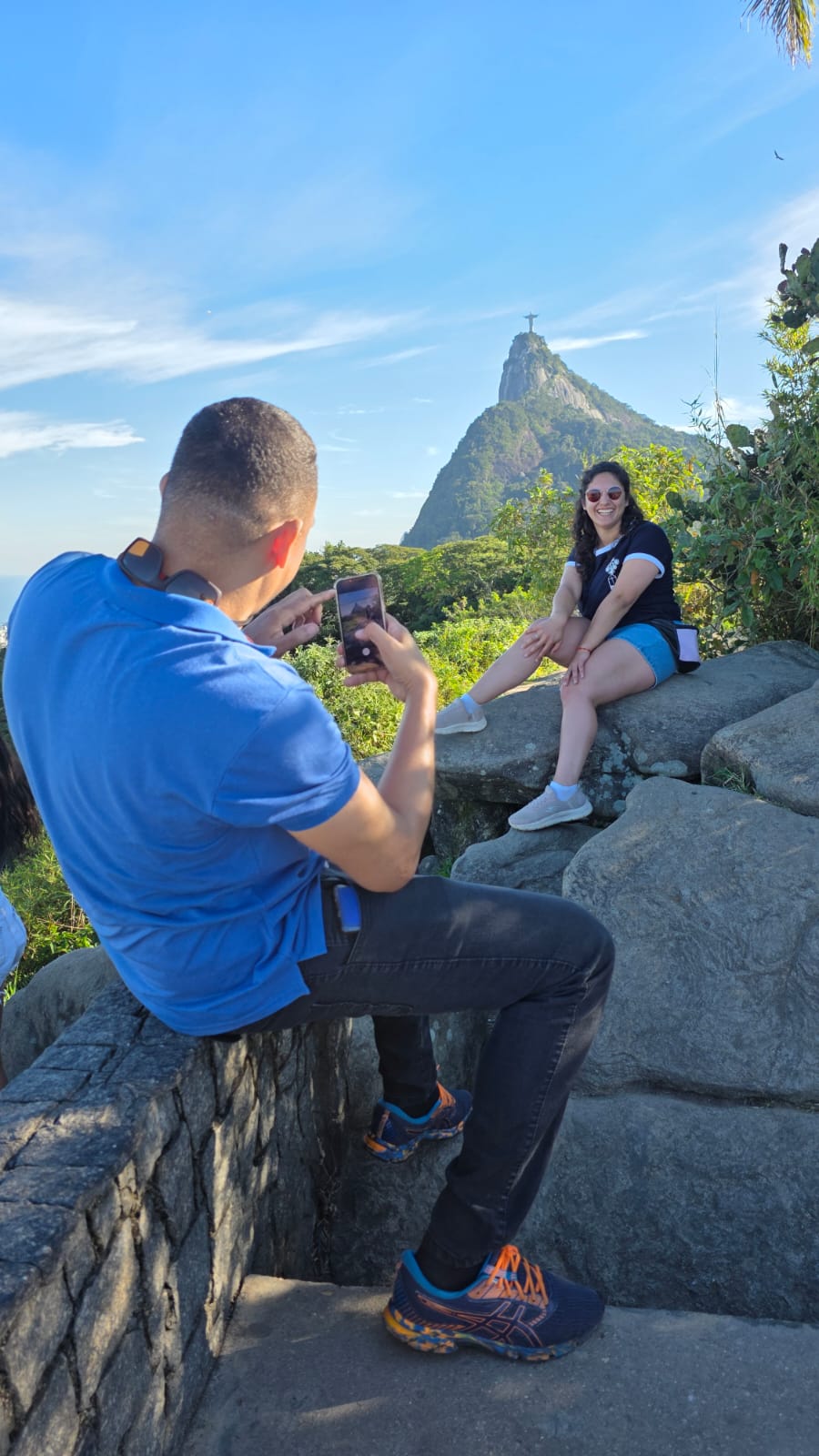 Guia fotografando turista em mirante com o Corcovado ao fundo