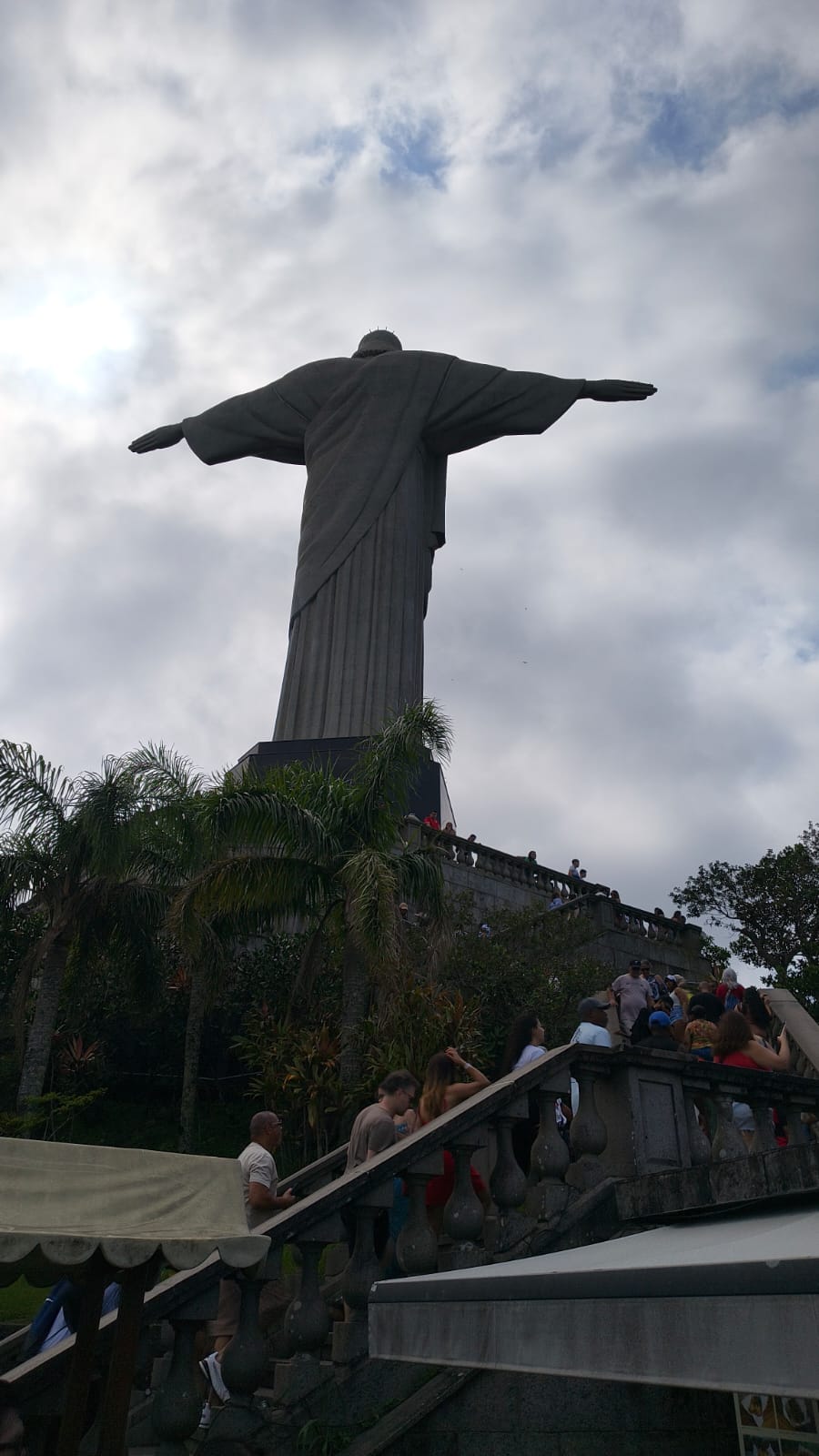 Cristo Redentor visto das escadarias com turistas